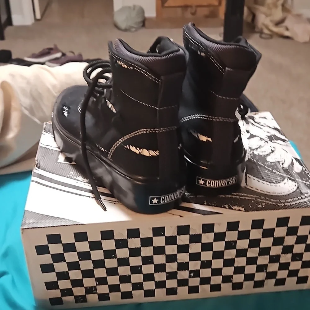 Brand new converse distressed - Picture 2 of 2